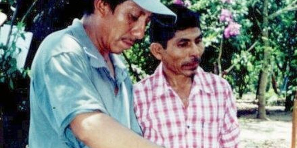 Diego Arcos donne un cours sur les herbes médicinales à une communauté du Chiapas © Privé