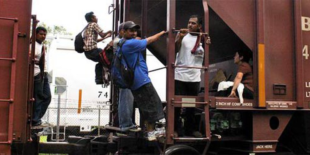 Des migrants sautent sur un train en marche © AI Ricardo Ramírez Arriola 
