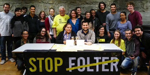 Claudia Medina et Luis Tapia entourés de militant·e·s à Berne © AI Suisse