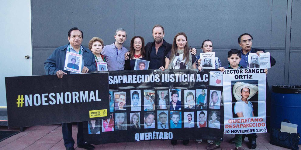 Le chanteur Sting avec les proches de disparus au Mexique © Amnesty International / Sergio Ortiz Borbolla