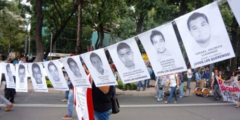 Manifestation à Mexico City, 11 mois après la disparition de 43 étudiants © Amnesty International