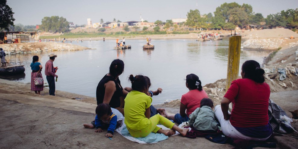 À l'image de cette famille, ici à la frontière entre le Mexique et le Guatemala, de nombreux habitants du Honduras, du Salvador et du Guatemala fuient l'insécurité régnant dans leurs pays, espérant trouver refuge au Mexique. © Amnesty International/Sergio Ortiz