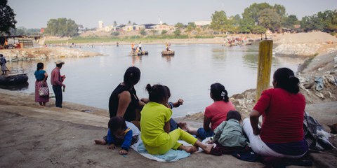 À l'image de cette famille, ici à la frontière entre le Mexique et le Guatemala, de nombreux habitants du Honduras, du Salvador et du Guatemala fuient l'insécurité régnant dans leurs pays, espérant trouver refuge au Mexique. © Amnesty International/Sergio Ortiz