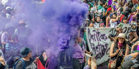 Marche féministe pour la journée des droits des femmes à Mexico le 8 mars 2020. ©Shutterstock/clicksdemexico