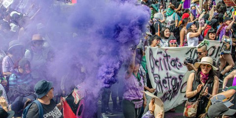 Manifestantes pacifiques brutalisées par la police
