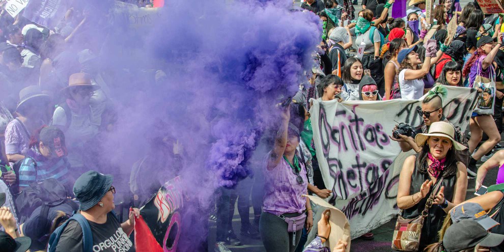 Marche féministe pour la journée des droits des femmes à Mexico le 8 mars 2020. ©Shutterstock/clicksdemexico