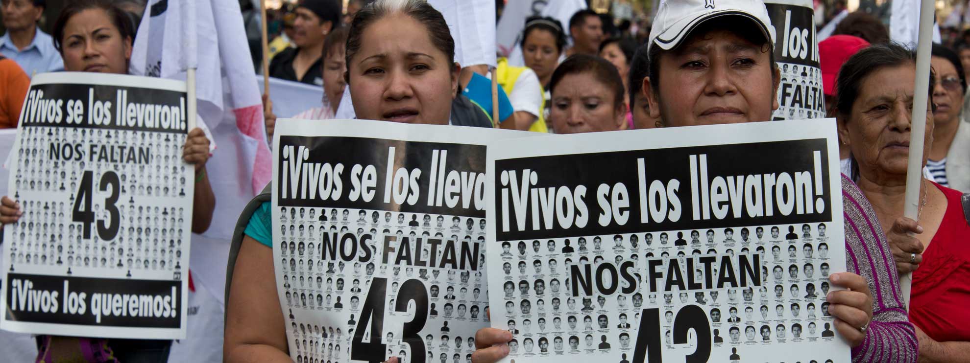 Des parents des 43 élèves disparus d'Ayotzinapa participent à une marche commémorant leur disparition. © Amnesty International