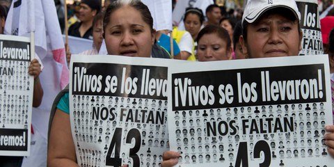Des parents des 43 élèves disparus d'Ayotzinapa participent à une marche commémorant leur disparition. © Amnesty International