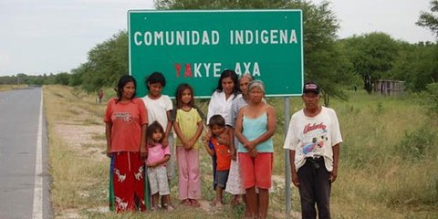 Plus de 90 familles Yakyes Axas retrouvent enfin leurs terres ancestrales après 10 années de campement précaire près des routes. © AI