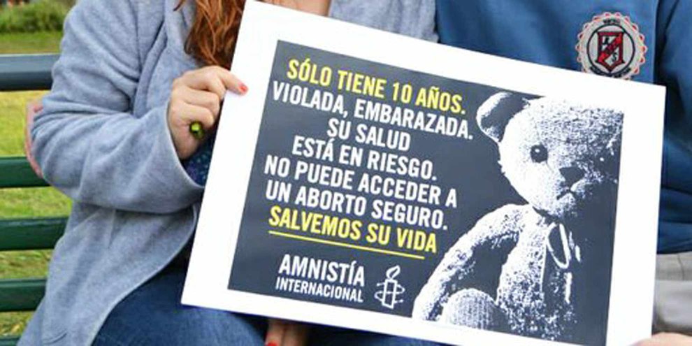 Action organisée en Argentine par des membres d'Amnesty: "Elle n'a que 10 ans. Violée, mise enceinte, sa santé est menacée. Elle n'a pas accès à une interruption de grossesse sûre. Sauvons-la." | © AI