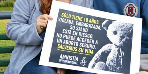Action organisée en Argentine par des membres d'Amnesty: "Elle n'a que 10 ans. Violée, mise enceinte, sa santé est menacée. Elle n'a pas accès à une interruption de grossesse sûre. Sauvons-la." | © AI