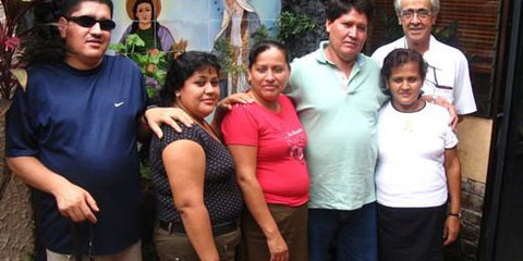 La famille Serrano Cruz ici avec Jon de Cortina, fondateur de l'ONG  salvadorienne Pro-Búsqueda, 26 septembre 2005. Cette famille est l'une des centaines de personnes qui cherchent encore leurs enfants disparus pendant le conflit armé (1980-1992). © DR