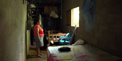 Mária Sánchez dans la chambre de sa fille, Teodora, qui a été condamnée à 30 années de détention après une fausse couche. © Amnesty International