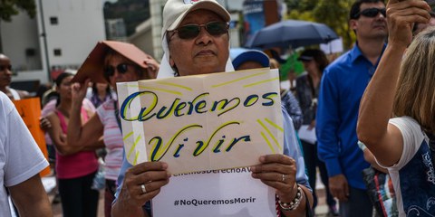 Lors de la manifestation "Nous ne voulons pas mourir" des personnes réclamant l'accès aux médicaments et l'accès aux soins de santé à Caracas, au Venezuela © Roman Camacho