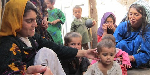 Femmes et enfants résident dans un camp réservée aux personnes déplacées à Herat. © AI