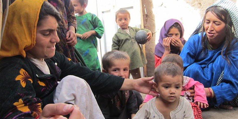 Femmes et enfants résident dans un camp réservée aux personnes déplacées à Herat. © AI