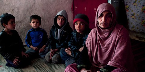 Les civils, et surtout les femmes, sont les premières victimes du conflit afghan. © UNHCR / J. Tanner 