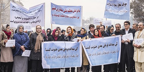 Les militantes afghanes sont aux prises avec des attentats ou sont assassinées. Nombreuses poursuivent malgré tout leurs actions afin d’obtenir des avancées en matière de droits des femmes. © Marcus Perkins pour Amnesty International.