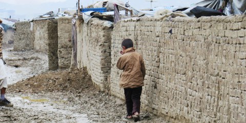 Un enfant dans le camp de déplacé·e·s de Chaman-e-babrak à Kaboul. © Amnesty International