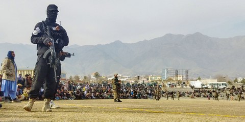 Les forces de sécurité des talibans montent la garde alors que des personnes assistent à une flagellation publique dans un stade de football de la ville de Charikar, dans la province de Parwan, le 8 décembre 2022. © AFP via Getty Images