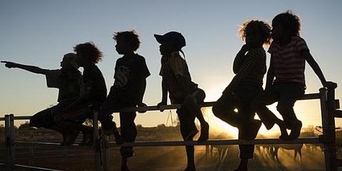Des enfants Alyawarr dans le Territoire du Nord, Australie. © Rusty Stewart / AI