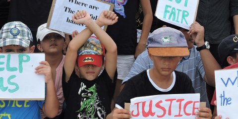Des enfants réfugiés protestant contre les conditions de vie à Nauru. © DR