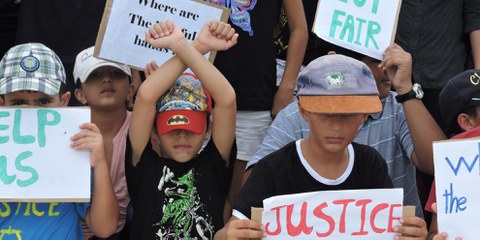 Des enfants réfugiés protestant contre les conditions de vie à Nauru. © DR