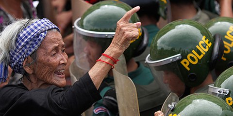 Depuis deux ans, au Cambodge, la population manifeste pour revendiquer ses droits comme jamais auparavant, mais les autorités répondent par une violente répression. © REUTERS/Samrang Pring 