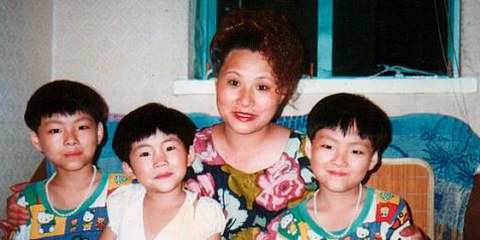 Mao Hengfeng avec ses trois filles. © Droits réservés