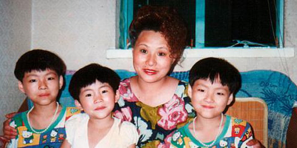 Mao Hengfeng avec ses trois filles. © Droits réservés