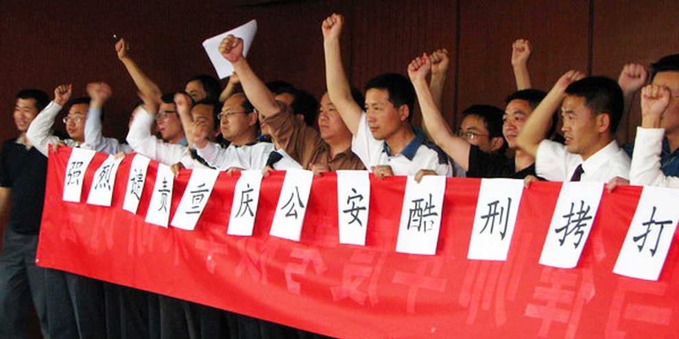 Action d'avocats, qui se sont engagés pour leurs collègues emprisonnés en mai 2009. © DR