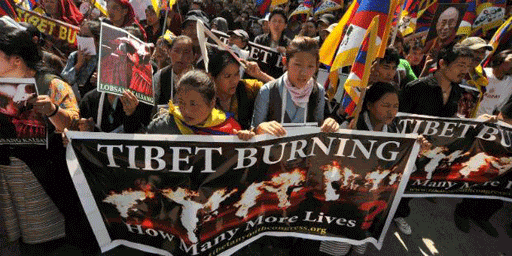 Des Tibétains protestent en Inde contre la répression chinoise des droits humains. © Gerardo Anguilli / Demotix