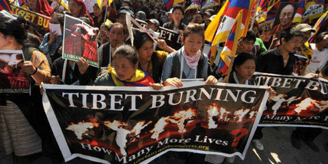 Des Tibétains protestent en Inde contre la répression chinoise des droits humains. © Gerardo Anguilli / Demotix