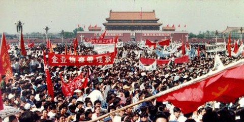Dans la nuit du 3 au 4 juin 1989, l’Armée populaire de libération ouvre le feu sur des manifestants sur la place Tiananmen, à Pékin. © Hong Kong Alliance 