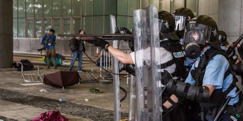 La police antiémeutes a aussi chargé des manifestants pacifiques, des journalistes et des habitants du secteur et tiré des gaz lacrymogènes et des balles en caoutchouc sans donner d’avertissements clairs.© Jimmy Lam / everydayaphoto