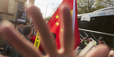 Un militant d'Amnesty International à La Haye, aux Pays-Bas,  est accueilli à l'extérieur du Musée Gemeente par une foule agressive qui soutient le Premier ministre chinois Li Keqiang, en visite officielle aux Pays-Bas. © Pierre Crom