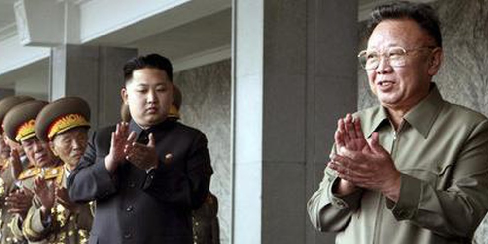 Kim Jong-un et son père Kim Jong-il applaudissent une parade militaire. Pjongjang, octobre 2010. © AP