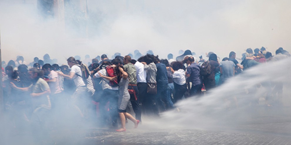 Les forces de l'ordre turques ont eu un recours massif aux lacrymogènes lors des manifestations du parc Gezi en 2013. © Eren Aytuğ/Nar Photos