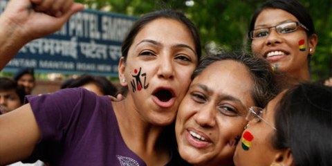 Des militantes célèbrent la dépénalisation de l'homosexualité en Inde. © APGraphicsBank