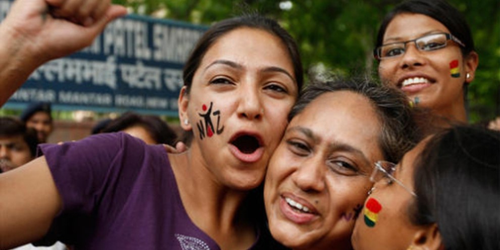 Des militantes célèbrent la dépénalisation de l'homosexualité en Inde. © APGraphicsBank
