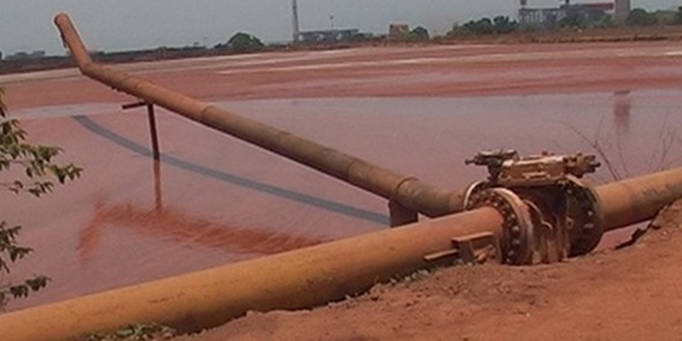 Le bassin de boues rouges de Vedanta à Lanjigarh, Orissa, en Inde le 23 mai 2011 - après deux fuites le 5 avril et le 16 mai 2011. © AI