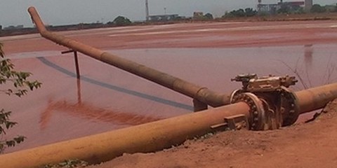 Le bassin de boues rouges de Vedanta à Lanjigarh, Orissa, en Inde le 23 mai 2011 - après deux fuites le 5 avril et le 16 mai 2011. © AI