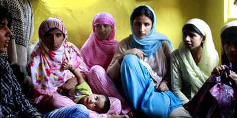 Les soeurs de Mushtaq Ahmad Sheikh, à Srinagar, 2010. © SHOME Basu