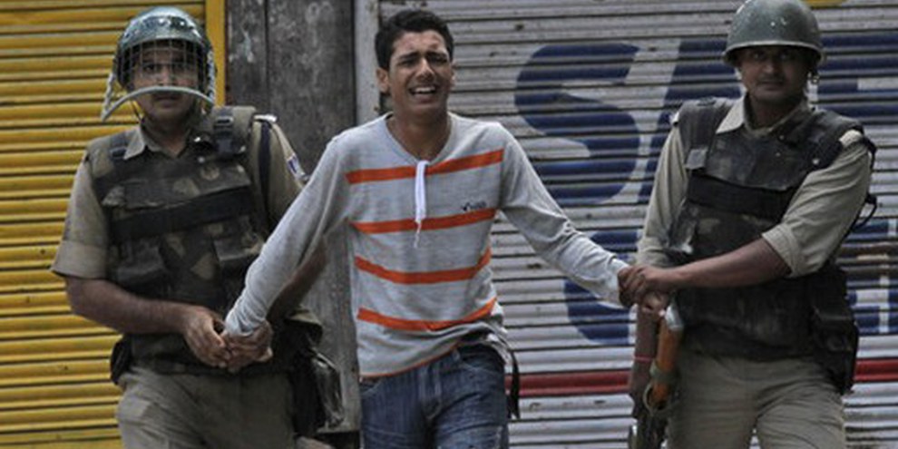 Arrestation d'un mineur par des paramilitaires indiens au Cachemire, lors d'une manifestation à Srinagar le 30 mai 2010. © AP Photo/Mukhtar Khan.
