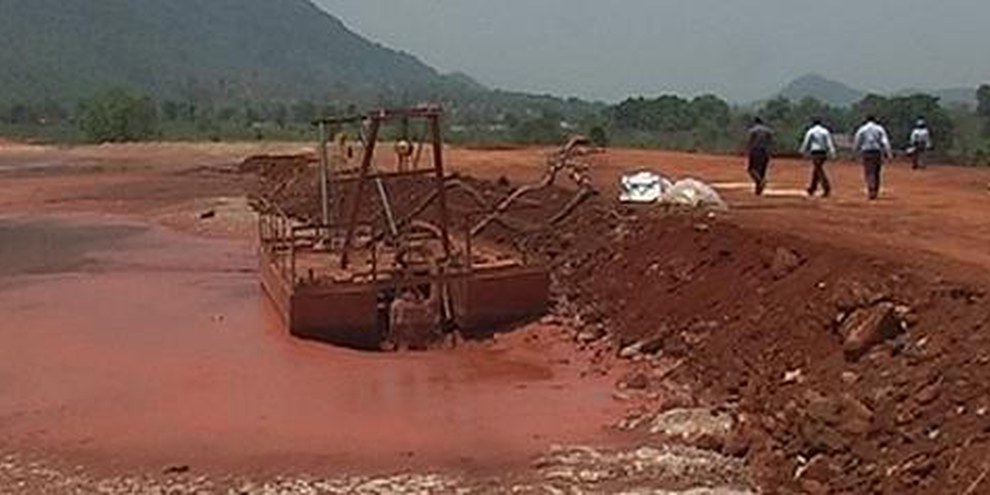 Un bassin de boue rouge de Vedanta à Lanjigarh, Orissa, en Inde, le 23 mai 2011 - après deux fuite le 5 avril et le 16 mai 2011. © AI