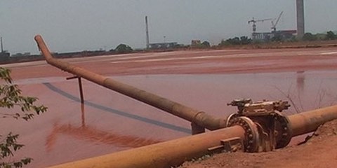 Les bassins de la raffinerie Vedanta ont subi plusieurs fuites toxiques en 2011. © AI.