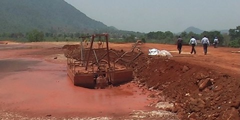 Bassin de boue rouge près de Lanjigarh, 23 mai 2011 © Amnesty International 