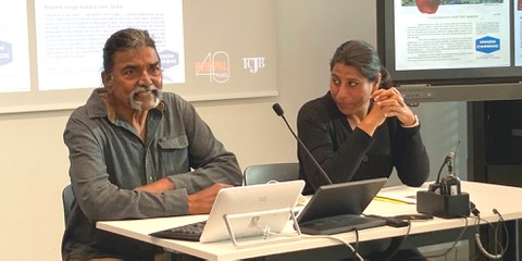 Sathinath Sarangi, fondateur du Sambhavna Trust (à gauche) et Rachna Dhingra, coordinatrice de la Campagne internationale pour la justice à Bhopal, se sont rendus en Suisse pour sensibiliser le public aux conséquences persistantes de la catastrophe chimique de Bhopal et au fait que la société Dow Chemical ne veut pas assumer sa responsabilité. © Amnesty International