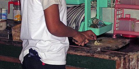 Une employée de maison en Indonésie. © AI