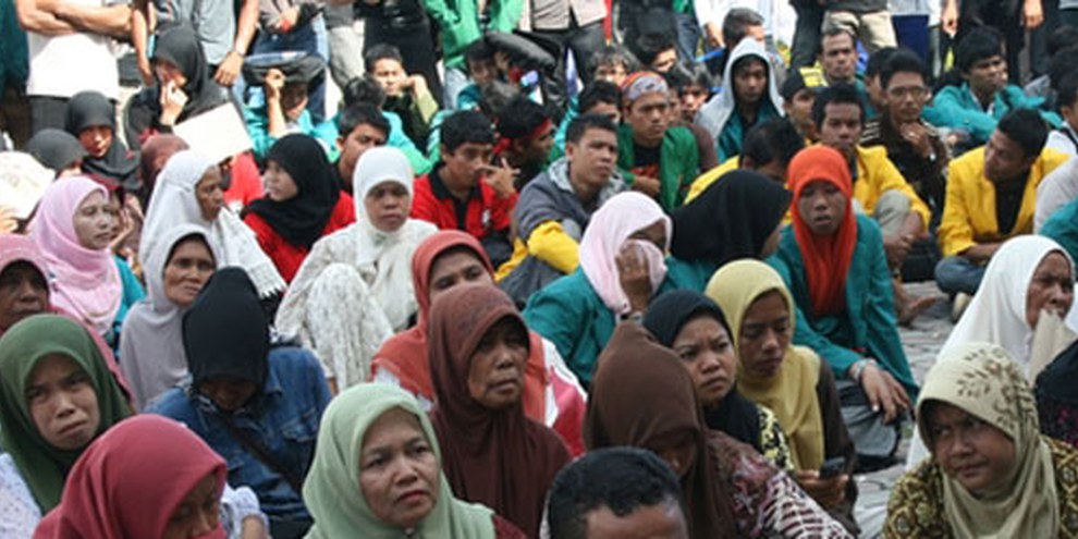 Manifestation des victimes des conflits devant le gouvernement, en 2010. © Koalisi NGO HAM Aceh 